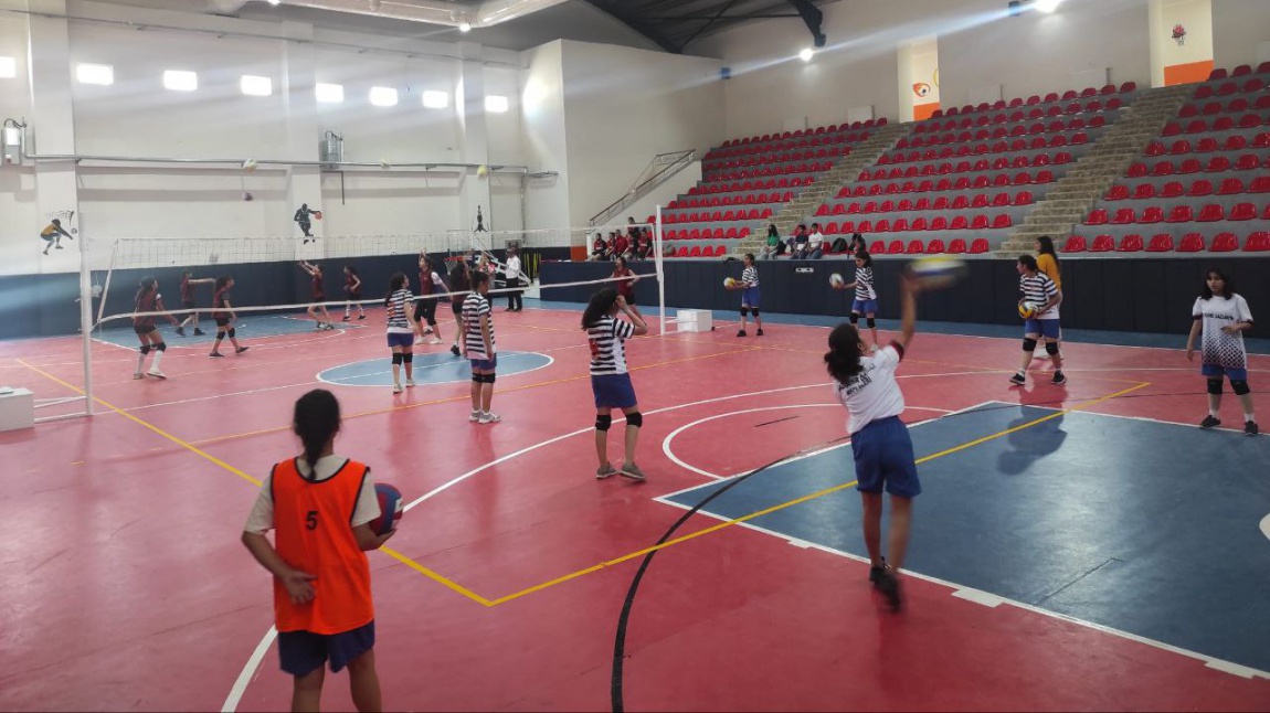 Ortaokullar Arası Futbol ve Voleybol Turnuvaları Başladı